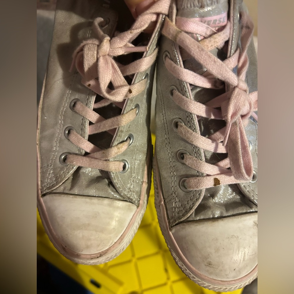 Converse shoes Size 6 women’s silver with glitter